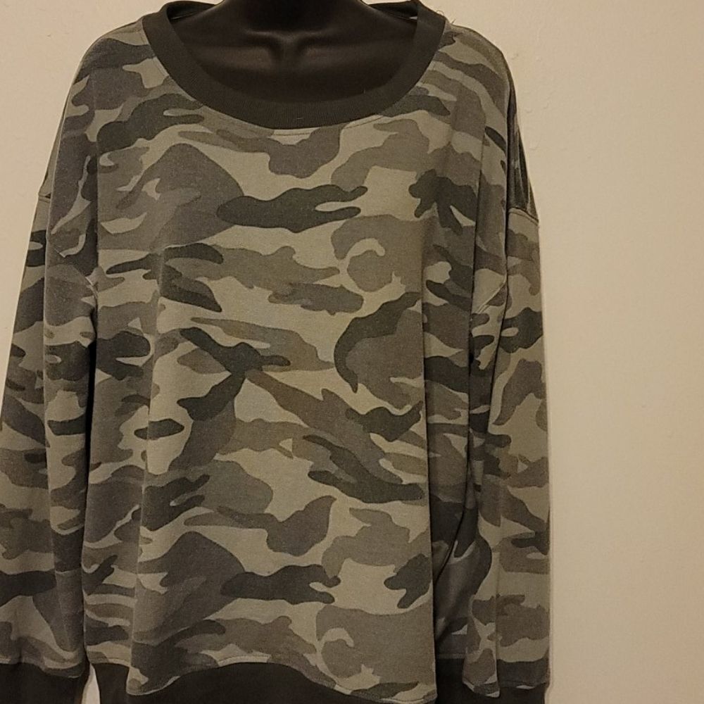 Splendid camo pullover size large